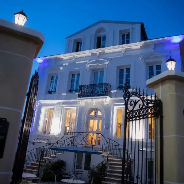 Vue de l’établissement Hotel de Charme La Bonne Adresse - Logis hotels