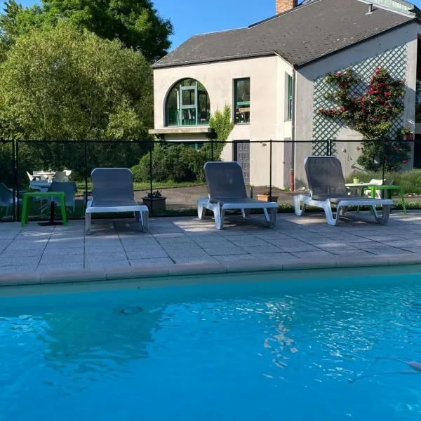Vue de l’établissement Golf Hotel Colvert - Piscine extérieure et Room Service