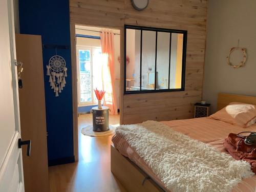 Chambre de la Maison de ville au centre de Fismes