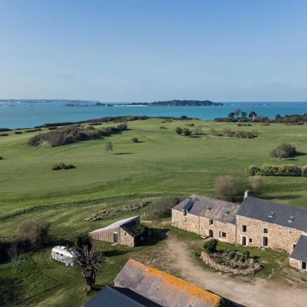 Vue de l’établissement La Ferme du golf, gîte atypique et artistique