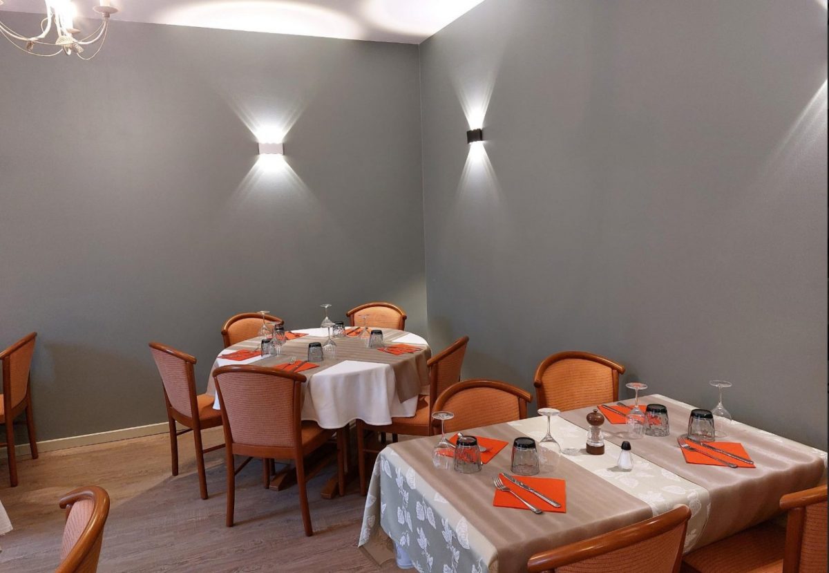 Salle de restaurant de l’hôtel La Cocotte à Avord