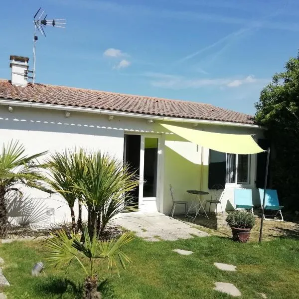 Vue de l’établissement Maison de vacances face plan d'eau classée