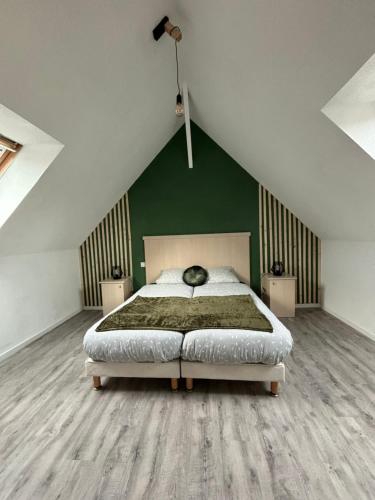 Vue de l’établissement maison avec piscine