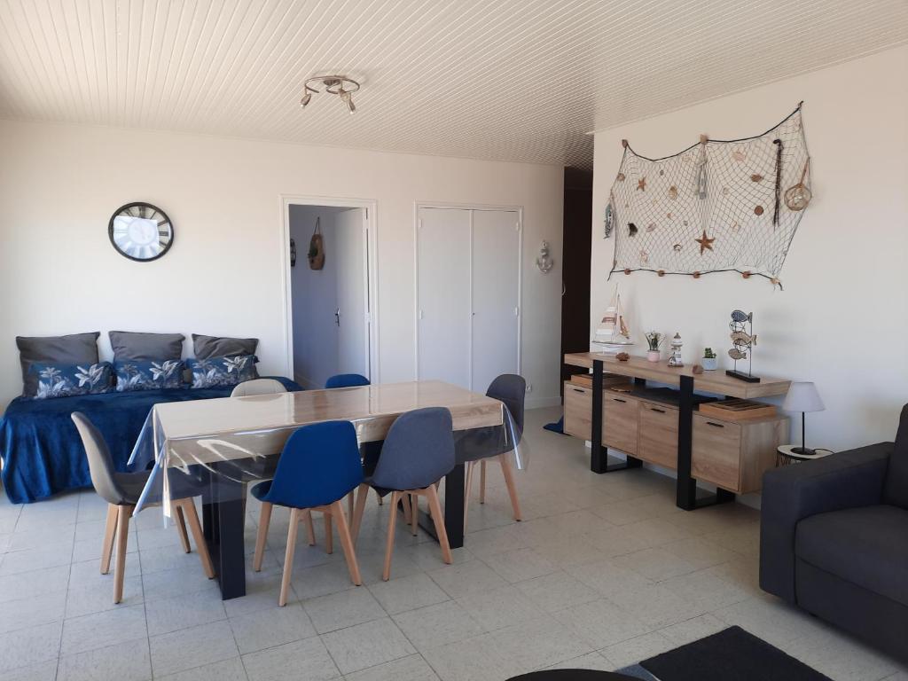 Séjour avec table et canapé de l’Appartement vue mer à La Faute-sur-Mer