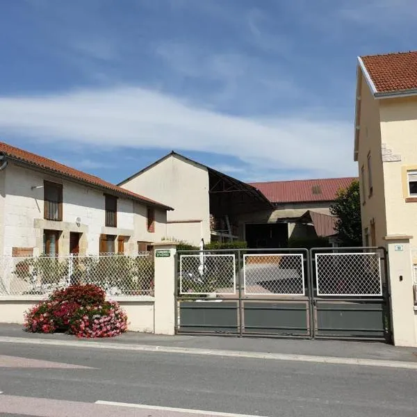 Vue de l’établissement COUR LA DAME chez Béatris et Christophe Janson