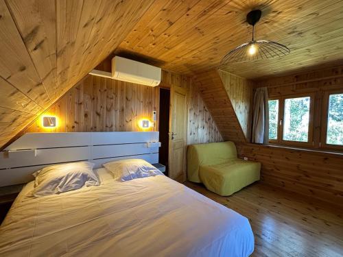 Chambre de l’établissement Lodge du Parc des Combes avec Accès Parc inclus selon calendrier ouverture Parc