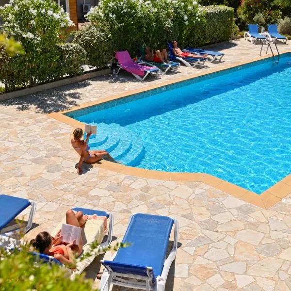 Vue de l’établissement Les Jardins de Bormes, hôtel adult only avec piscine chauffée, jacuzzi et sauna