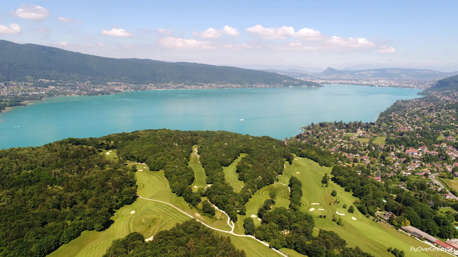 Vue aérienne du Golf du Lac d’Annecy dominant les eaux du lac.