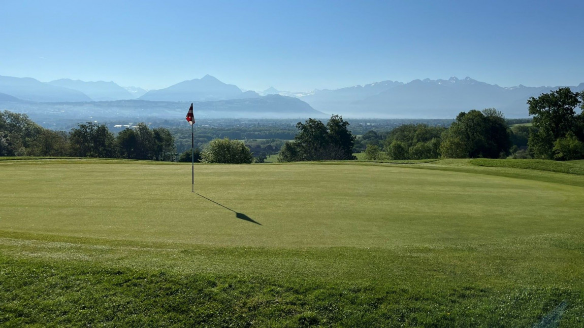 Étendue du parcours Champs des Combes à Esery avec les montagnes à l’horizon.