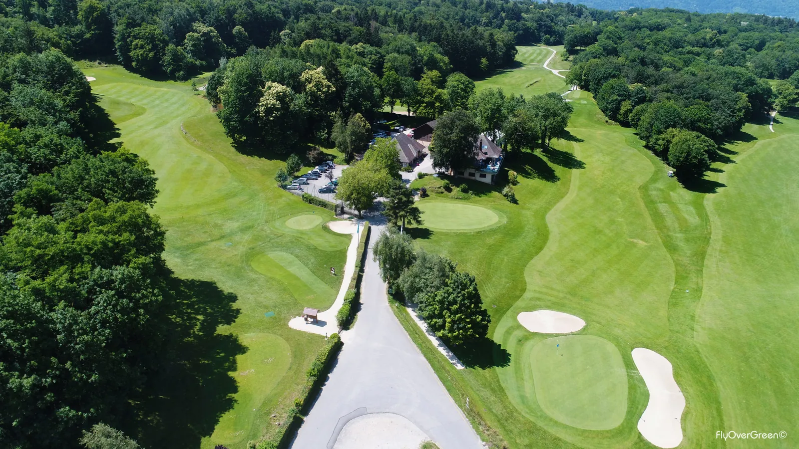 Vue aérienne des greens, des bunkers et de l’accès au Golf du Lac d’Annecy.