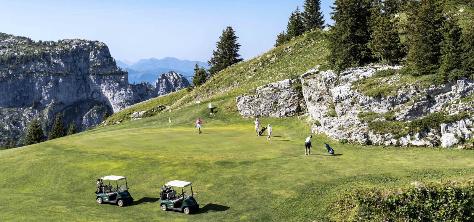 Parcours alpin du golf de Flaine-Les Carroz au pied des falaises.