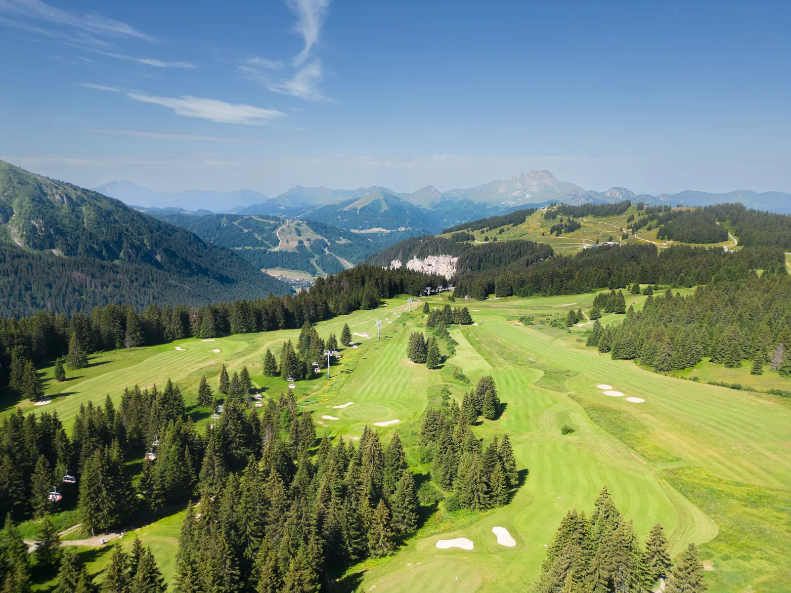 Vue aérienne du golf d’Avoriaz-Morzine et des reliefs environnants.