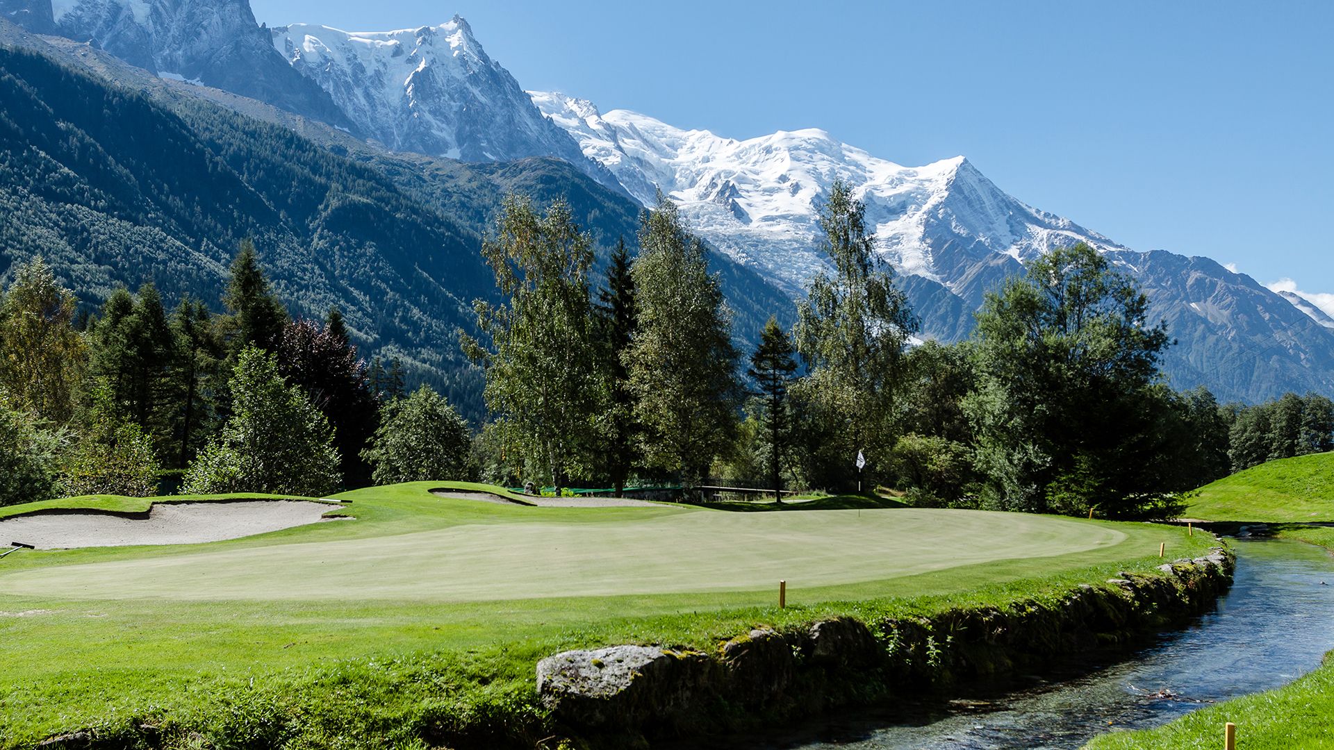 Green et bunker au golf de Chamonix, devant le massif du Mont-Blanc.