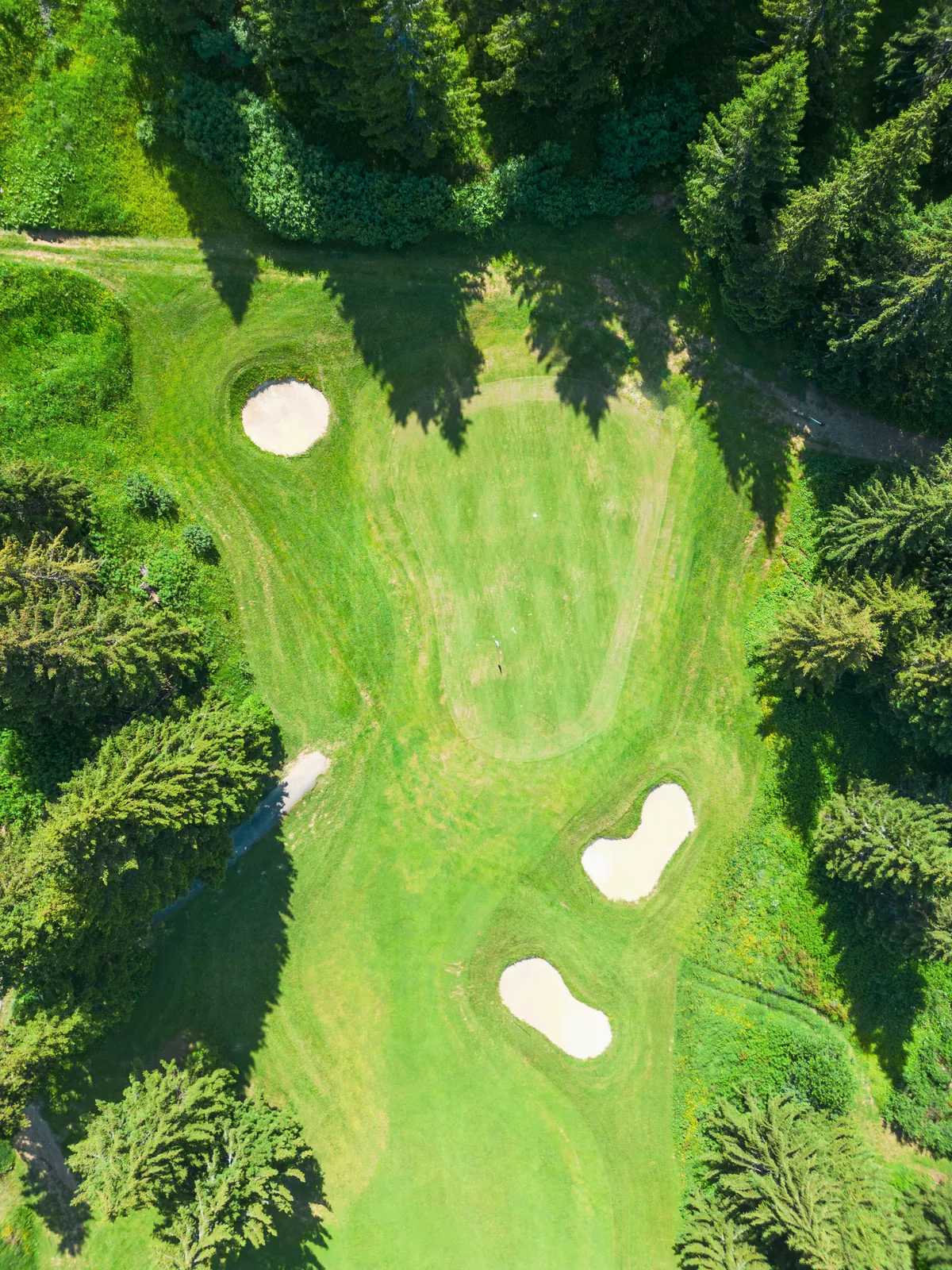 Vue verticale d’un green et de ses bunkers au golf d’Avoriaz-Morzine.