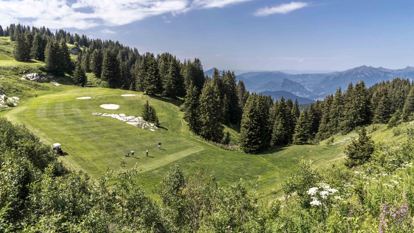 Fairways du golf de Flaine-Les Carroz au milieu des alpages et des conifères.