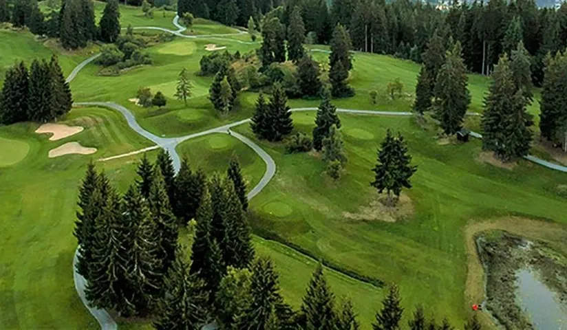 Vue aérienne des fairways et des bunkers du golf des Gets.