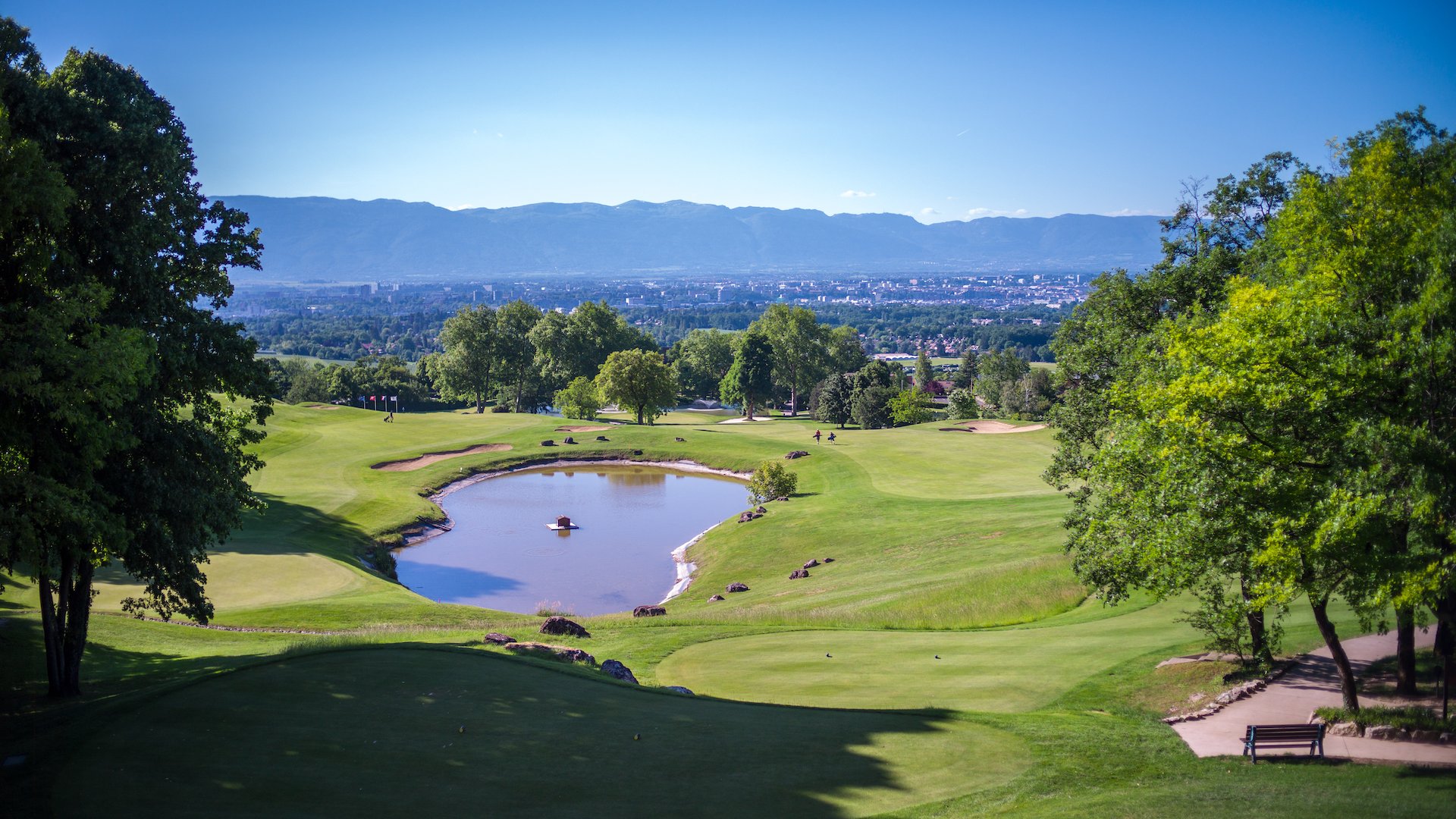 Pièce d’eau et fairways vallonnés du golf de Bossey.