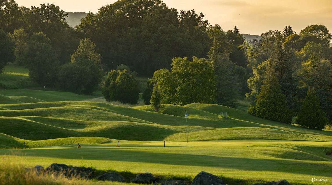 Reliefs et bunkers du parcours Sacconay au Golf Club Esery.