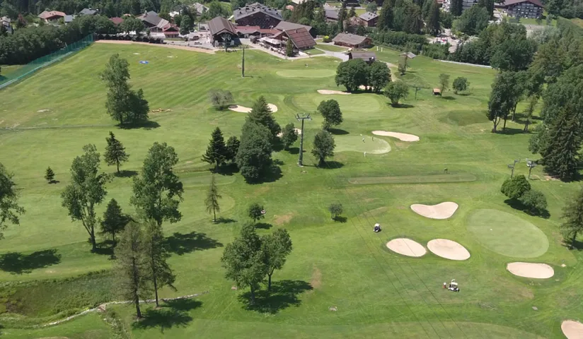 Vue aérienne du parcours du golf de Megève et de ses nombreux bunkers.