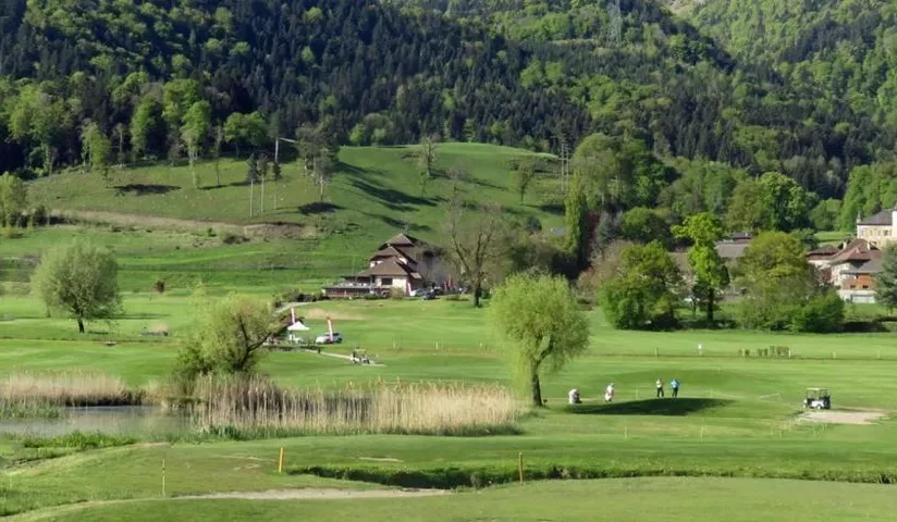 Vue dégagée sur les espaces de jeu du Golf des Alpes.