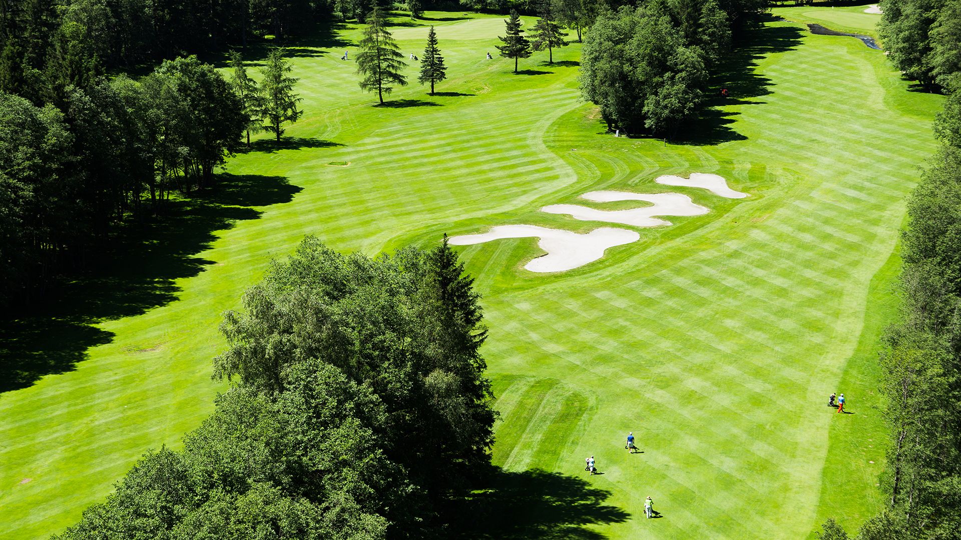 Vue aérienne d’un fairway et de ses bunkers au golf de Chamonix.
