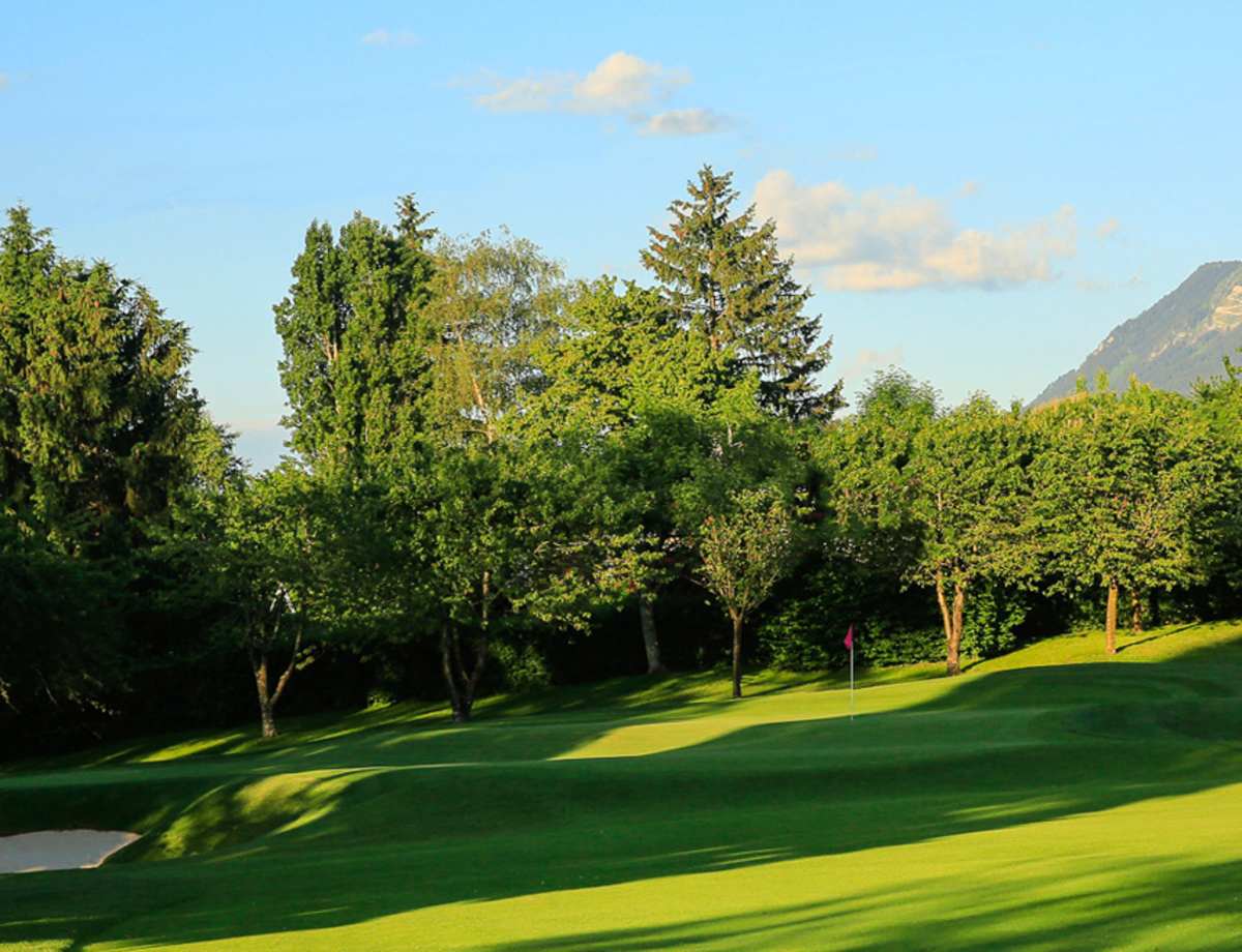 Fairway et bunker bordés d’arbres sur le trou 1 du Champions Course à Évian.