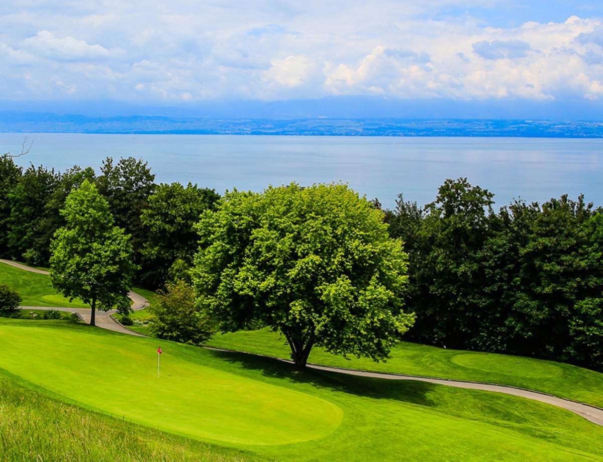 Vue sur le lac Léman depuis le trou 3 du Champions Course à Évian.