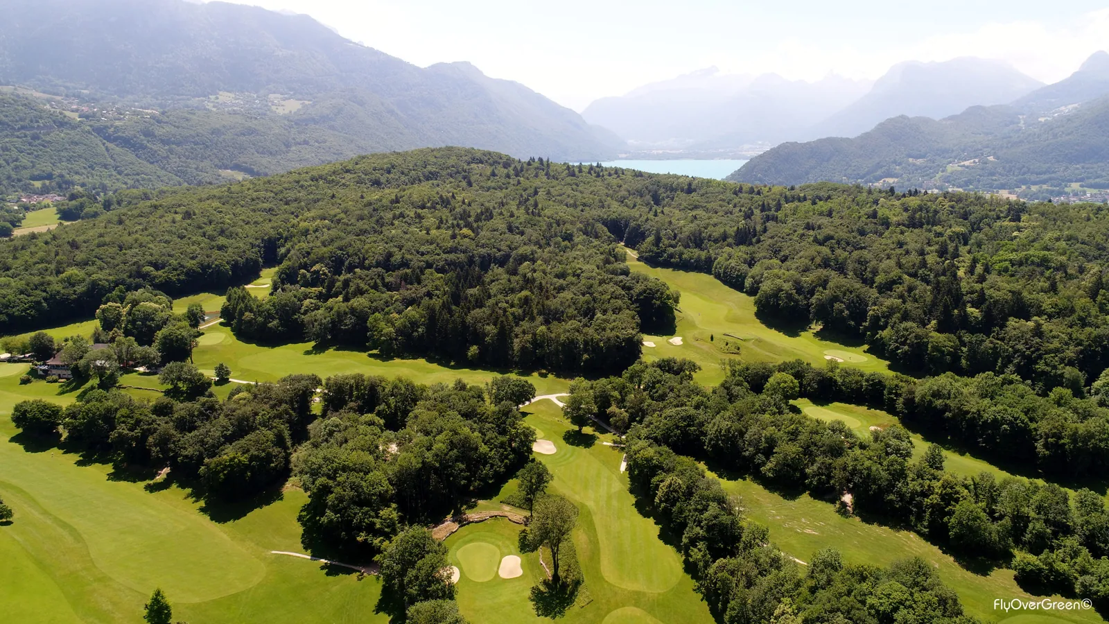 Parcours boisé du Golf du Lac d’Annecy vu du ciel.