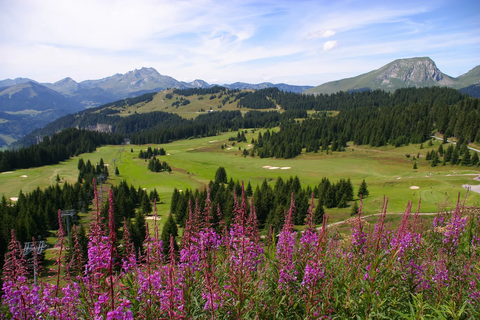 Fleurs, fairways et panorama montagneux au golf d’Avoriaz-Morzine.