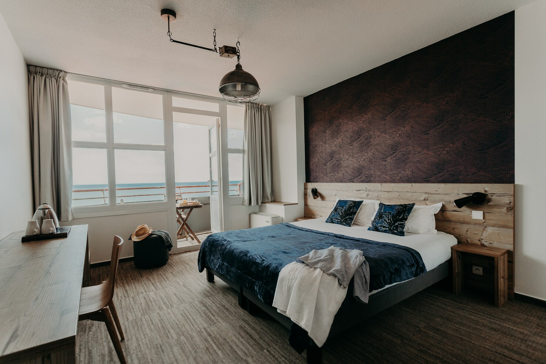 Chambre du Baya Hôtel à Capbreton avec vue sur l’océan.
